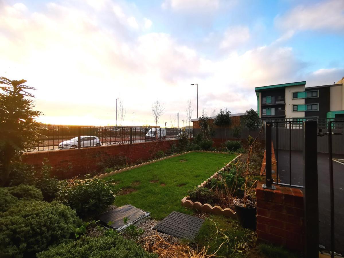 The Lawnswood - Holiday Home With Free Parking Near Coop Live & Etihad - Manchester — Photos 1